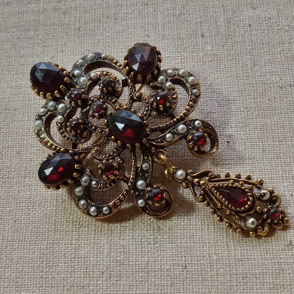 Vintage Goldtone Pin Brooch Medallion Style by ART Garnet Pearl